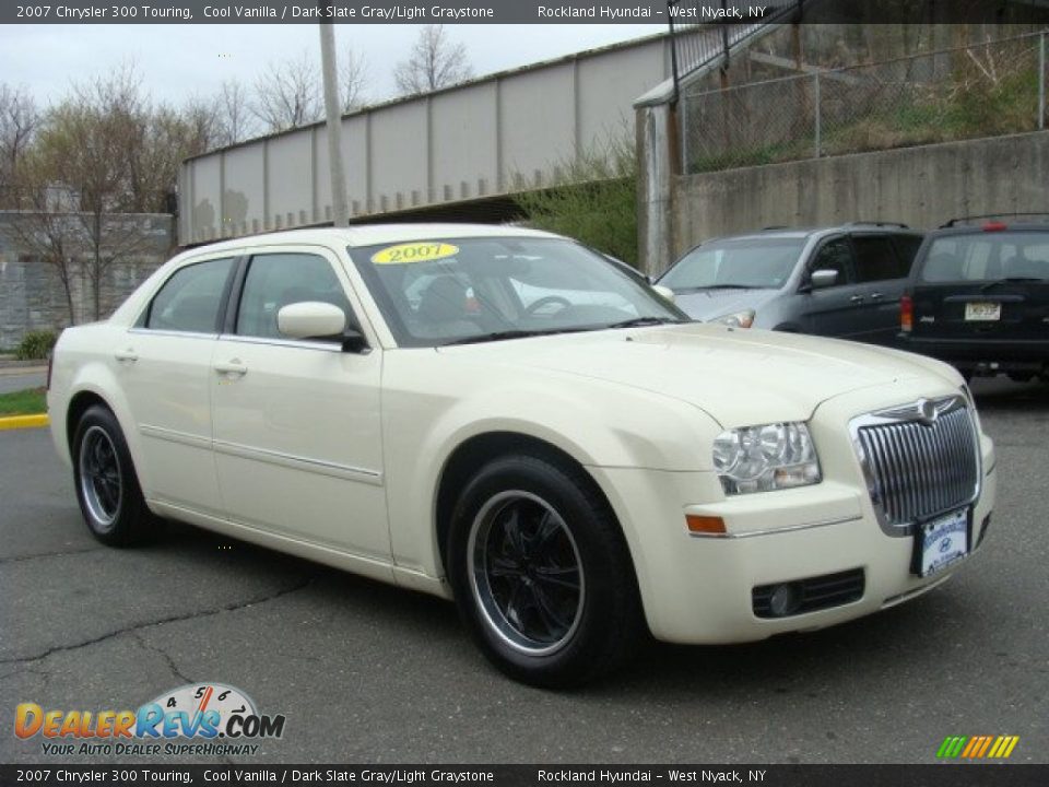 2007 Chrysler 300 Touring Cool Vanilla / Dark Slate Gray/Light Graystone Photo #3