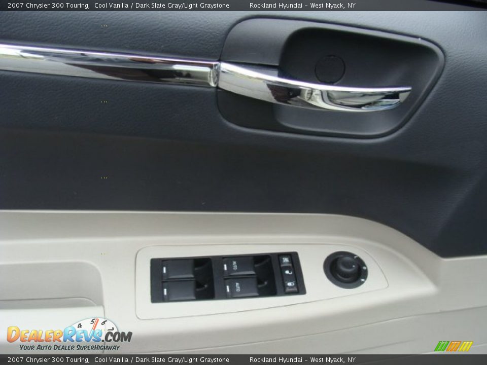 2007 Chrysler 300 Touring Cool Vanilla / Dark Slate Gray/Light Graystone Photo #8