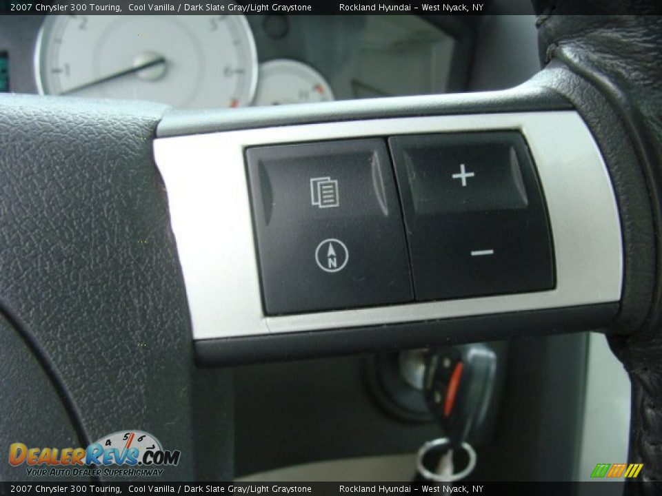 2007 Chrysler 300 Touring Cool Vanilla / Dark Slate Gray/Light Graystone Photo #15
