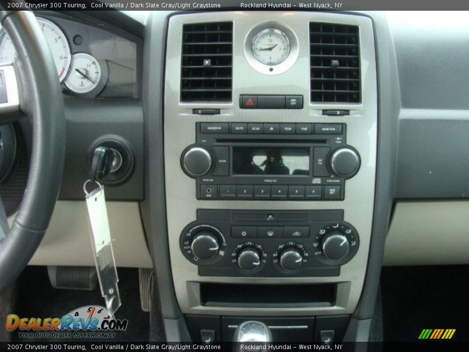 2007 Chrysler 300 Touring Cool Vanilla / Dark Slate Gray/Light Graystone Photo #17
