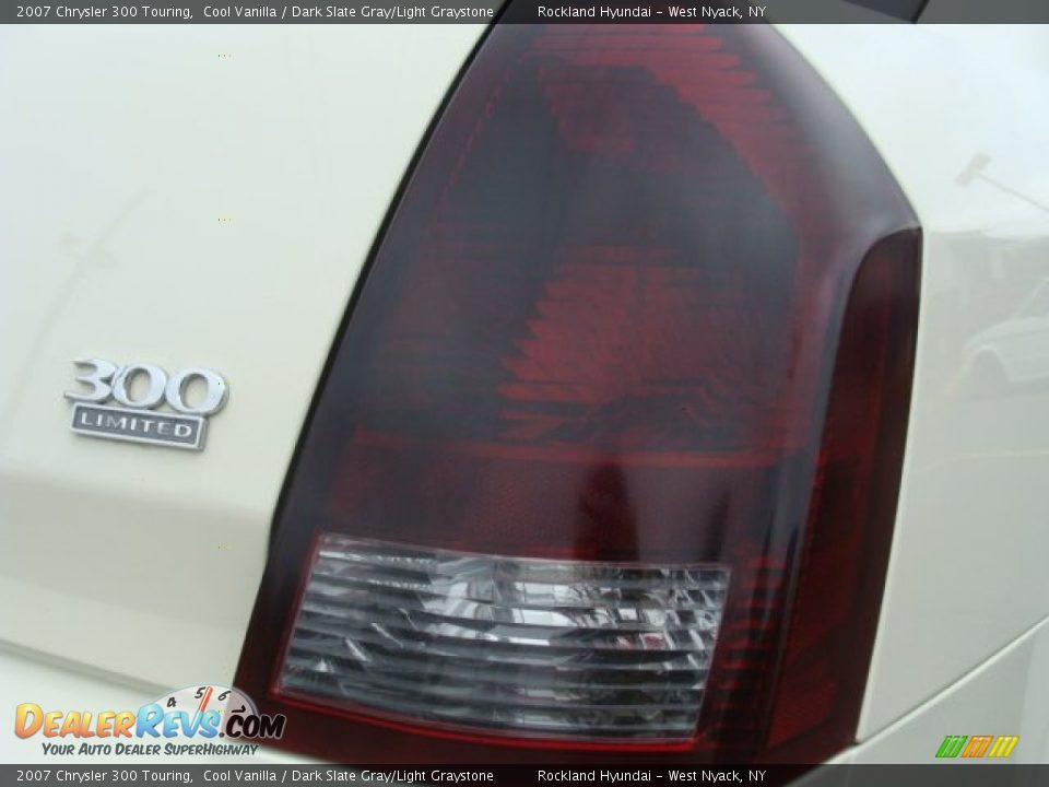 2007 Chrysler 300 Touring Cool Vanilla / Dark Slate Gray/Light Graystone Photo #21