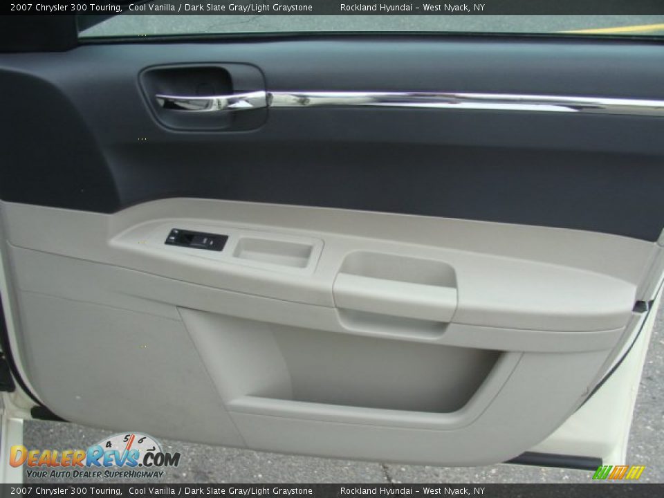 2007 Chrysler 300 Touring Cool Vanilla / Dark Slate Gray/Light Graystone Photo #23