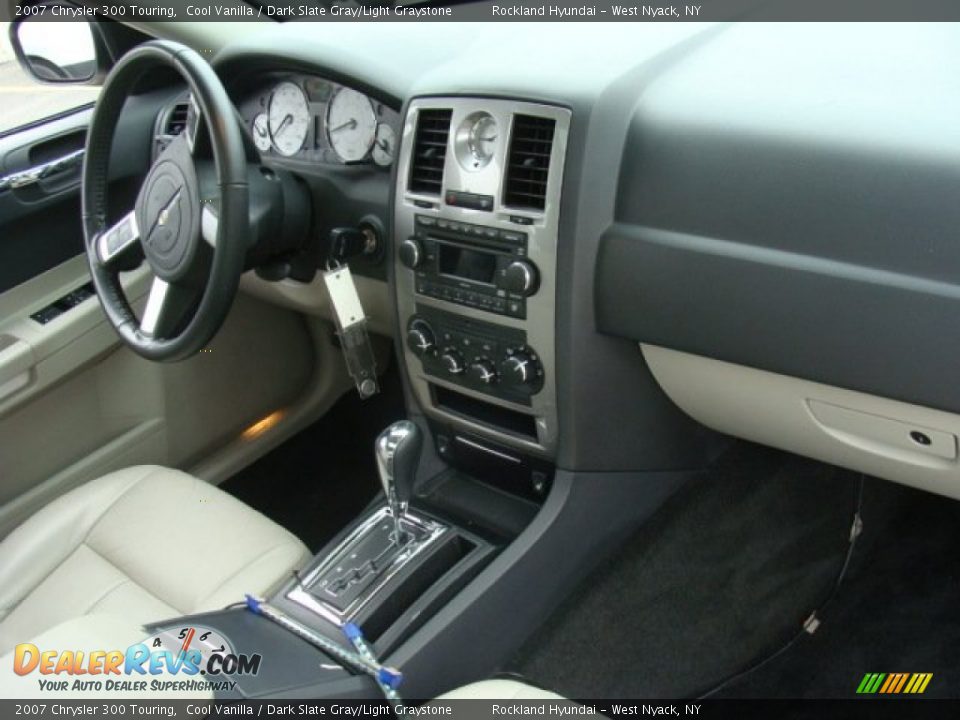 2007 Chrysler 300 Touring Cool Vanilla / Dark Slate Gray/Light Graystone Photo #24