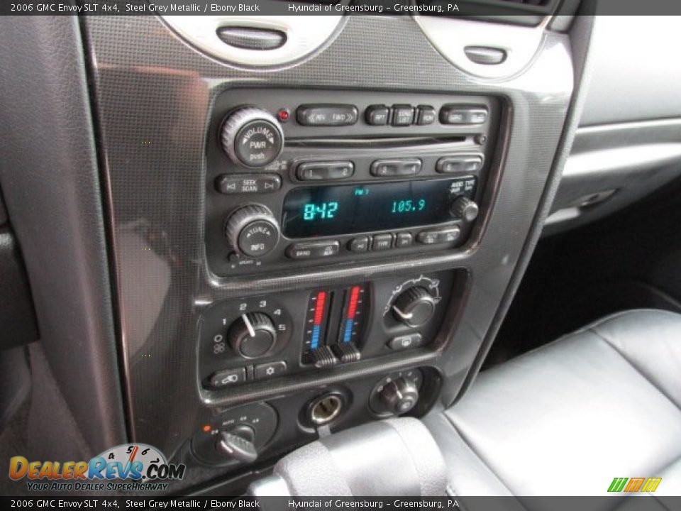 Controls of 2006 GMC Envoy SLT 4x4 Photo #16