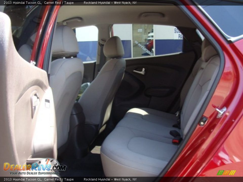 2013 Hyundai Tucson GL Garnet Red / Taupe Photo #17