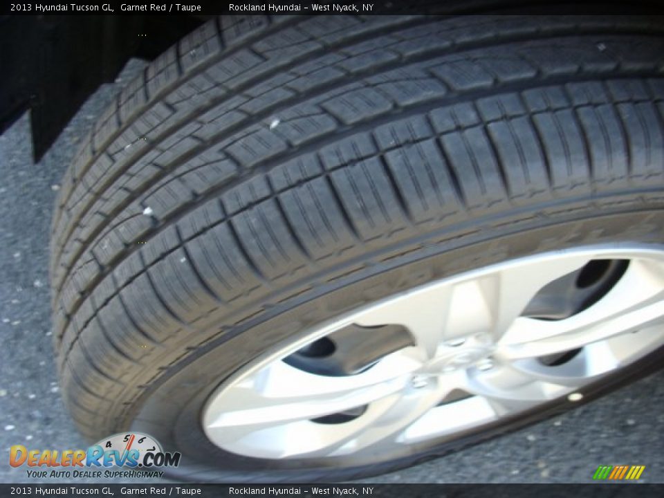 2013 Hyundai Tucson GL Garnet Red / Taupe Photo #26
