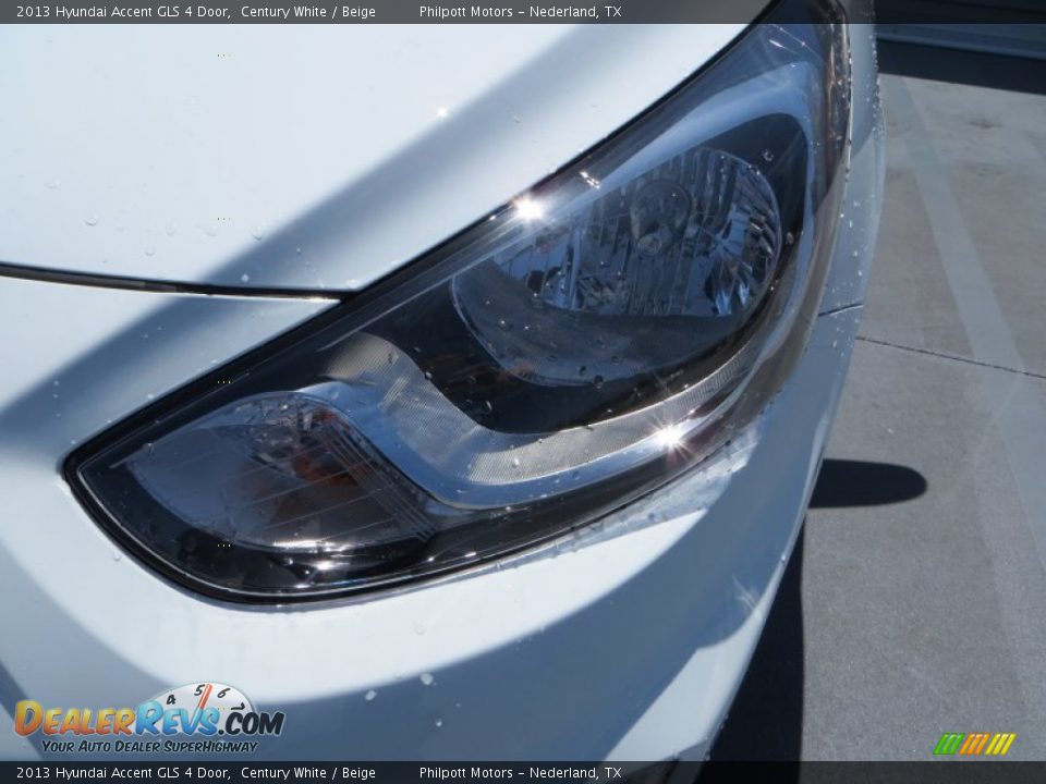 2013 Hyundai Accent GLS 4 Door Century White / Beige Photo #10