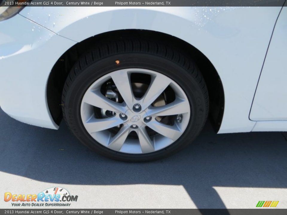 2013 Hyundai Accent GLS 4 Door Century White / Beige Photo #12