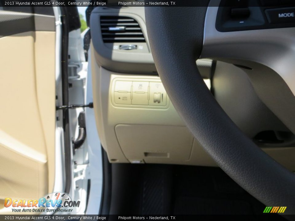 2013 Hyundai Accent GLS 4 Door Century White / Beige Photo #30