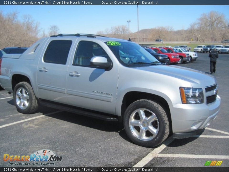 Front 3/4 View of 2011 Chevrolet Avalanche LT 4x4 Photo #3