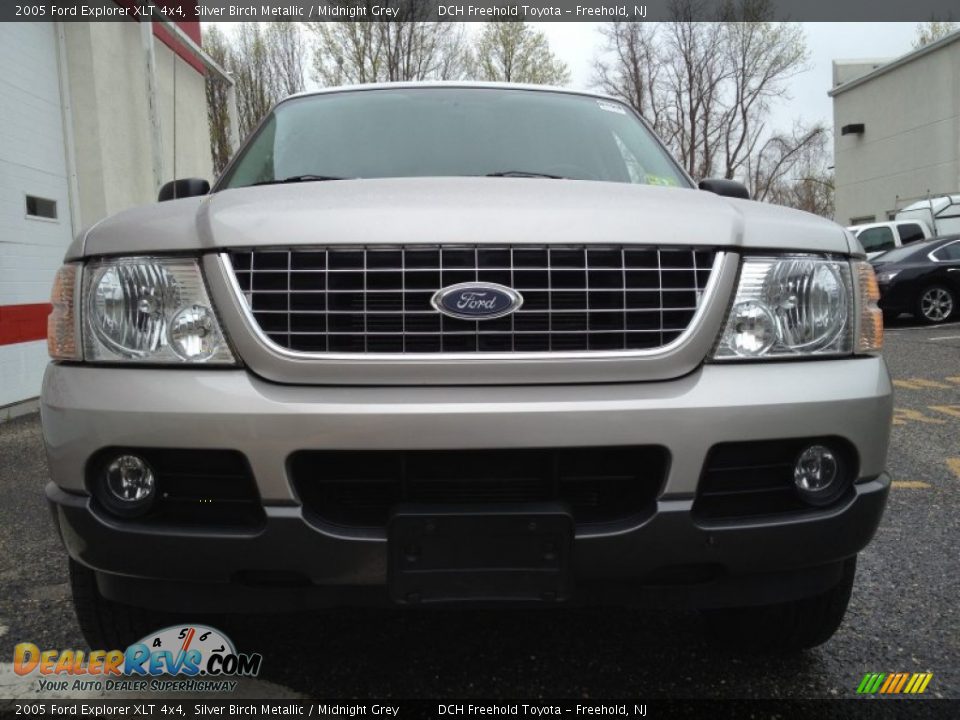 2005 Ford Explorer XLT 4x4 Silver Birch Metallic / Midnight Grey Photo #2