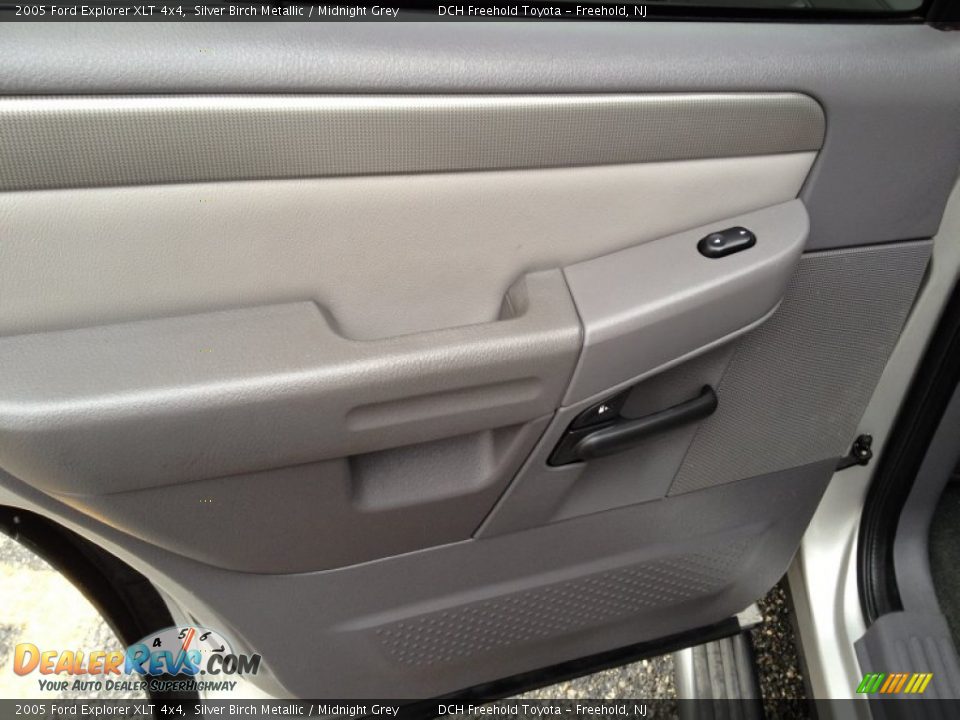 2005 Ford Explorer XLT 4x4 Silver Birch Metallic / Midnight Grey Photo #9