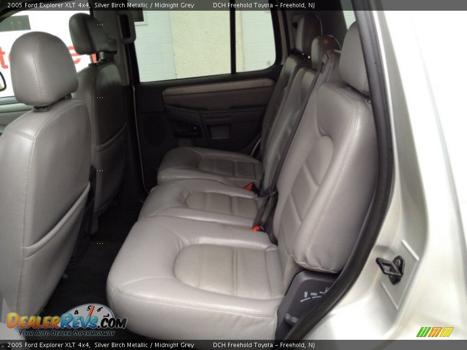 2005 Ford Explorer XLT 4x4 Silver Birch Metallic / Midnight Grey Photo #10