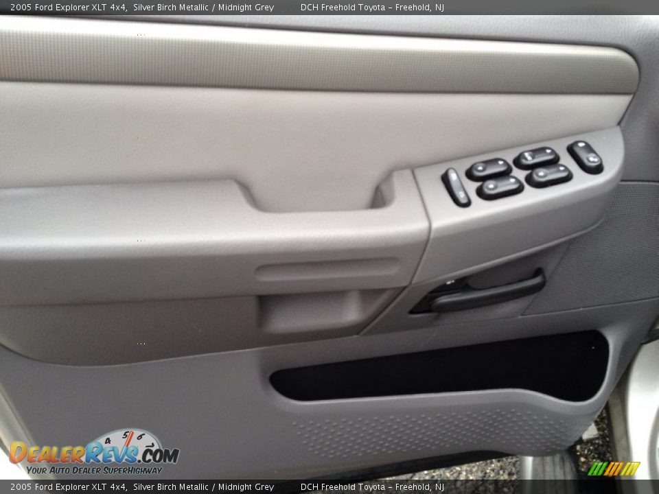 2005 Ford Explorer XLT 4x4 Silver Birch Metallic / Midnight Grey Photo #13