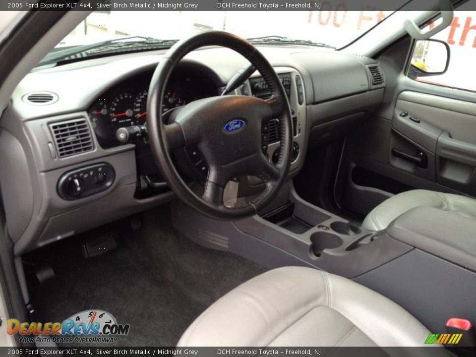 2005 Ford Explorer XLT 4x4 Silver Birch Metallic / Midnight Grey Photo #14
