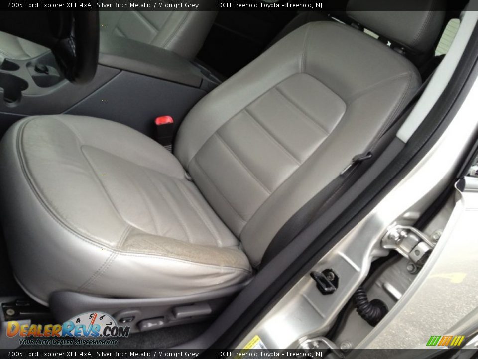 2005 Ford Explorer XLT 4x4 Silver Birch Metallic / Midnight Grey Photo #17