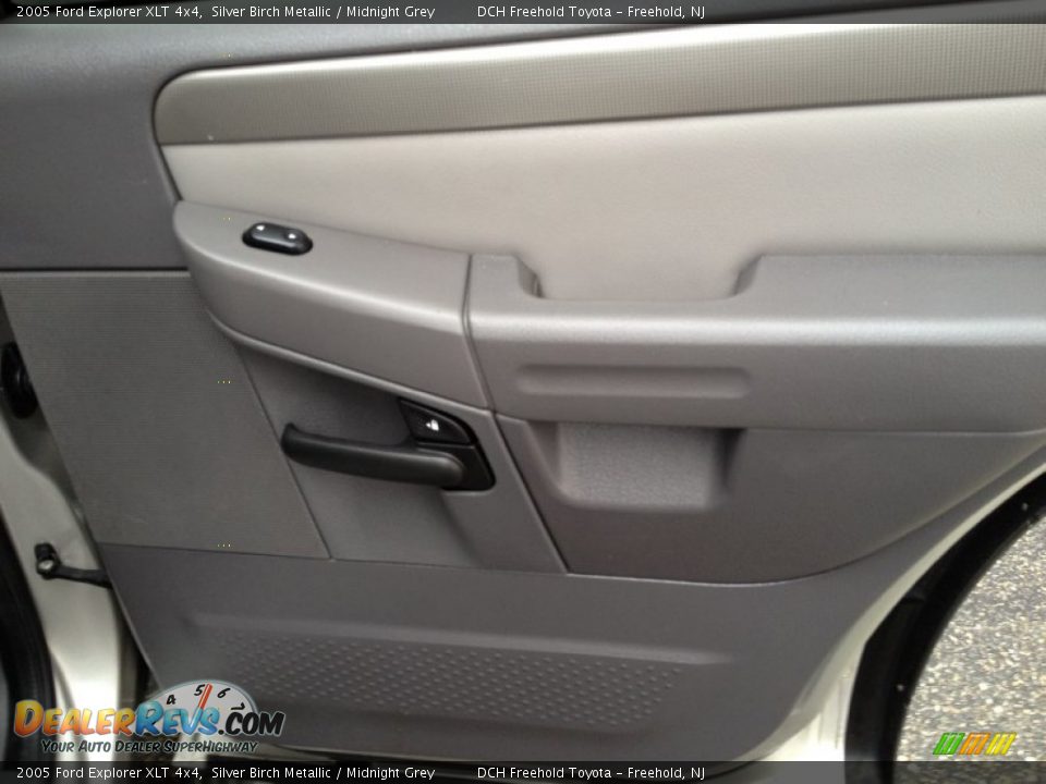 2005 Ford Explorer XLT 4x4 Silver Birch Metallic / Midnight Grey Photo #23