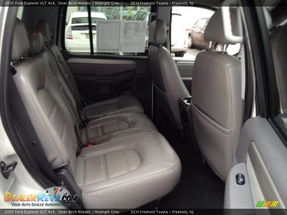 2005 Ford Explorer XLT 4x4 Silver Birch Metallic / Midnight Grey Photo #24