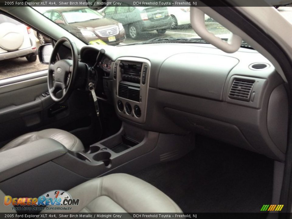 2005 Ford Explorer XLT 4x4 Silver Birch Metallic / Midnight Grey Photo #25