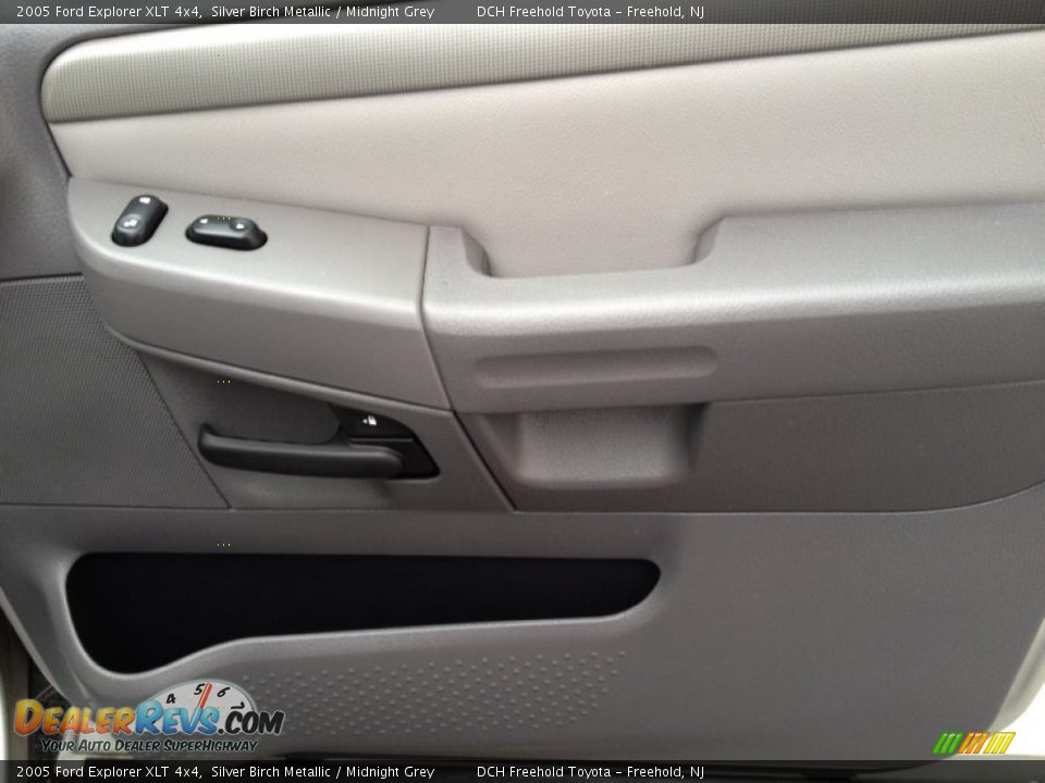 2005 Ford Explorer XLT 4x4 Silver Birch Metallic / Midnight Grey Photo #26
