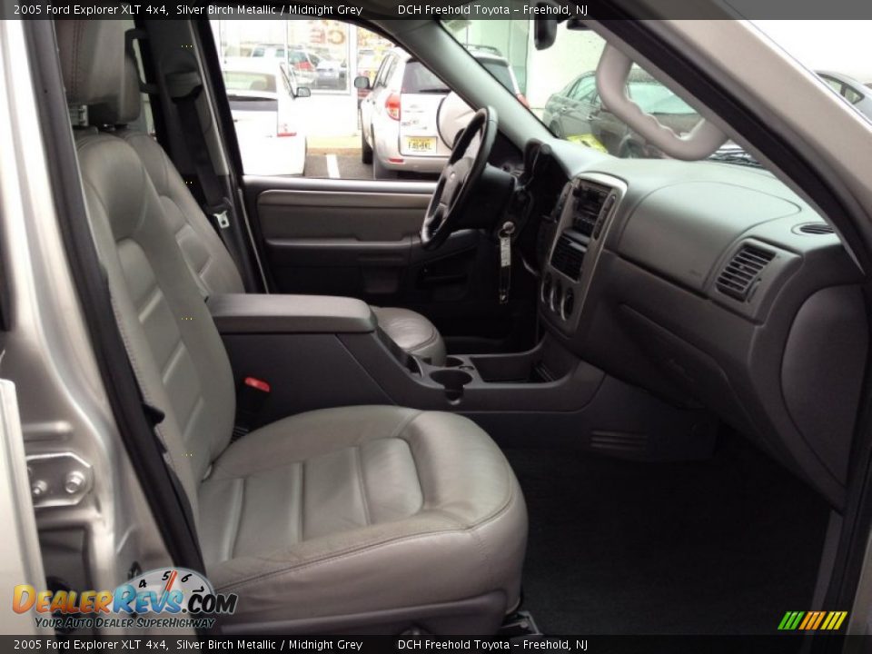 2005 Ford Explorer XLT 4x4 Silver Birch Metallic / Midnight Grey Photo #27