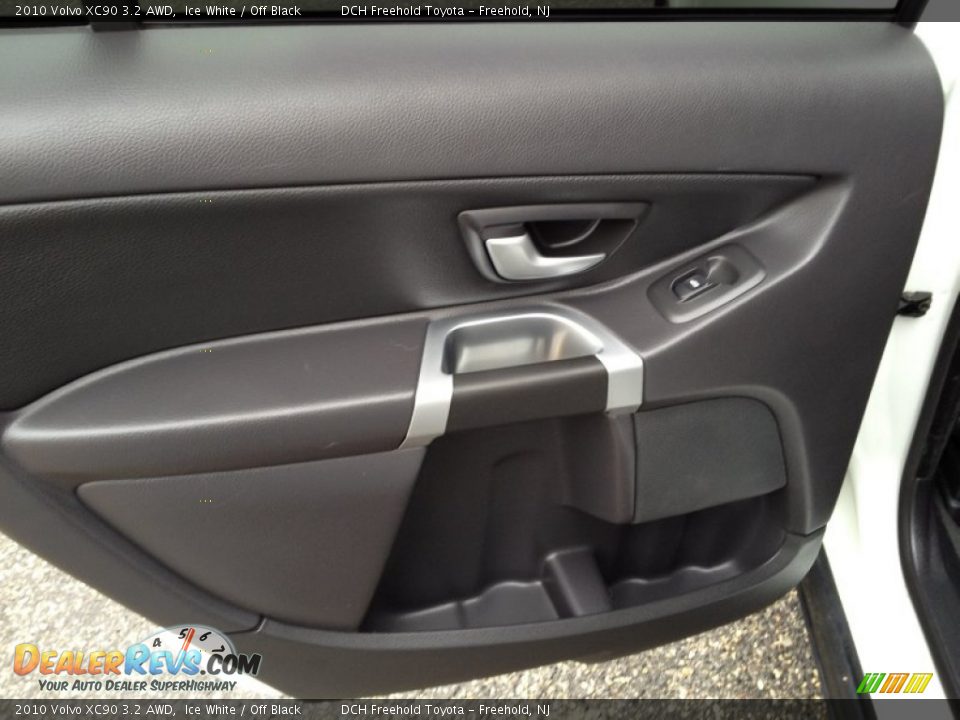 2010 Volvo XC90 3.2 AWD Ice White / Off Black Photo #9