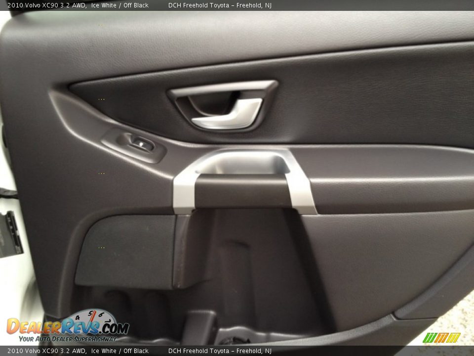 2010 Volvo XC90 3.2 AWD Ice White / Off Black Photo #26