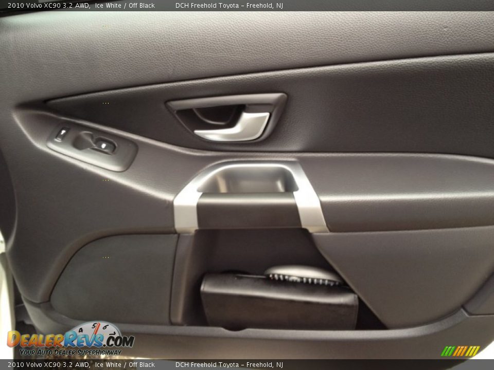 2010 Volvo XC90 3.2 AWD Ice White / Off Black Photo #28