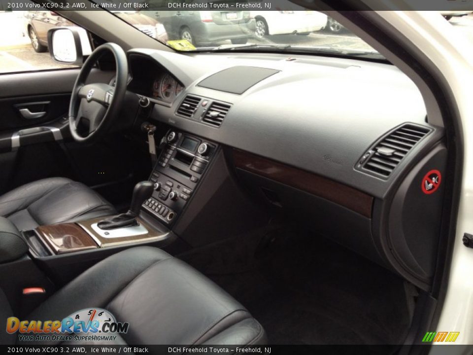 2010 Volvo XC90 3.2 AWD Ice White / Off Black Photo #29