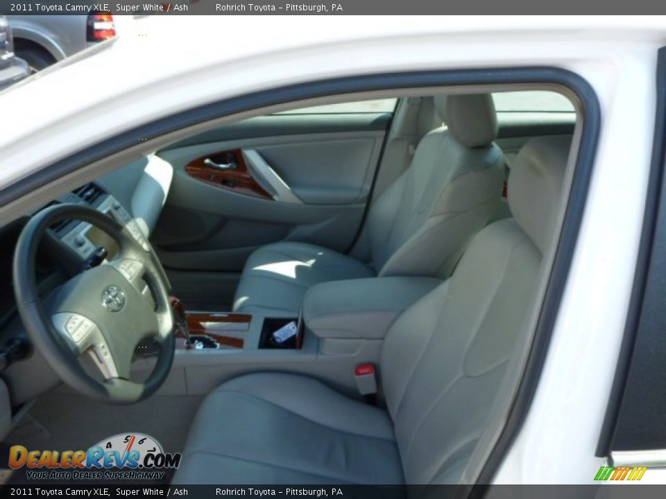 2011 Toyota Camry XLE Super White / Ash Photo #4