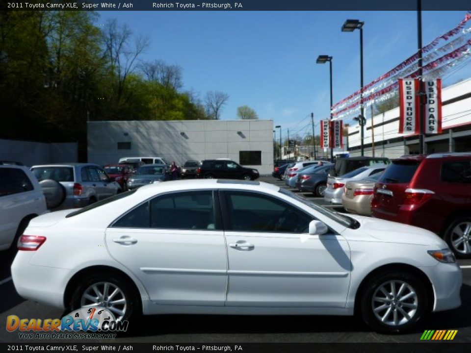 2011 Toyota Camry XLE Super White / Ash Photo #10