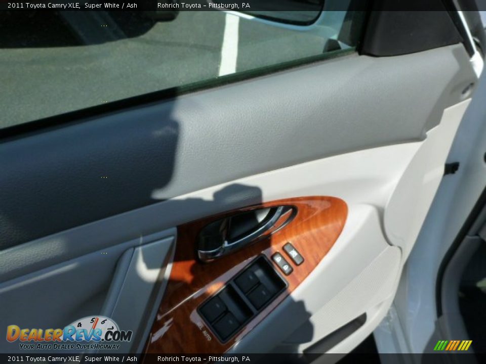 2011 Toyota Camry XLE Super White / Ash Photo #15