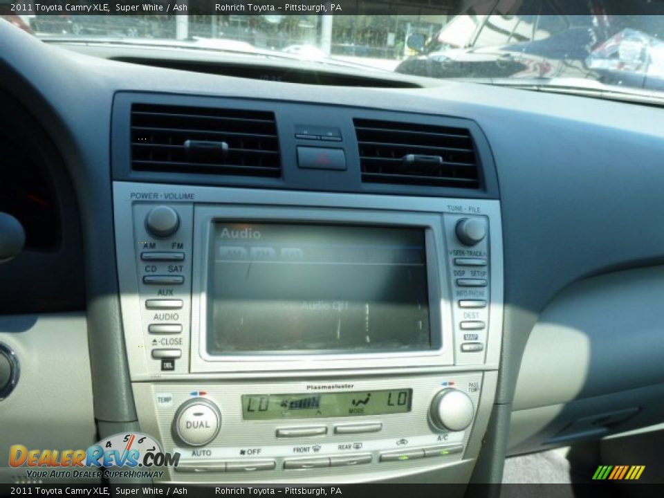 2011 Toyota Camry XLE Super White / Ash Photo #19