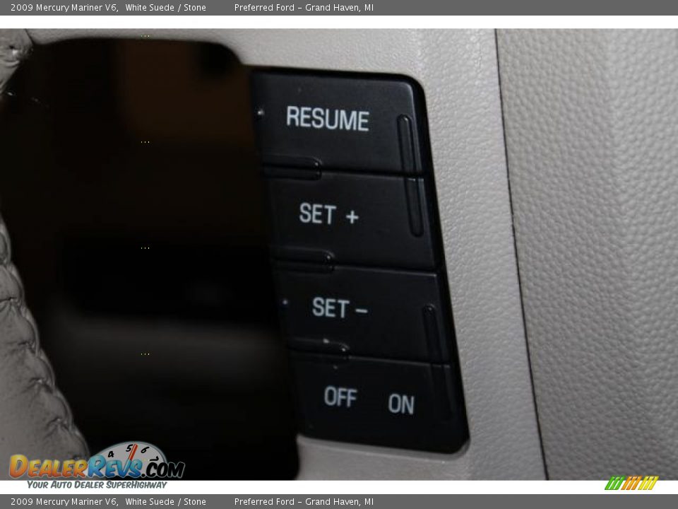 2009 Mercury Mariner V6 White Suede / Stone Photo #33