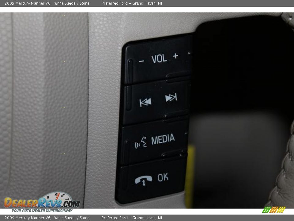 2009 Mercury Mariner V6 White Suede / Stone Photo #34