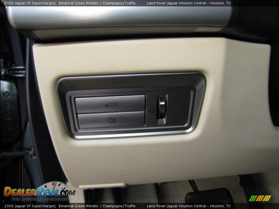 Controls of 2009 Jaguar XF Supercharged Photo #36