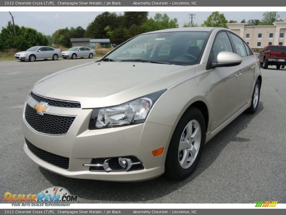 Front 3/4 View of 2013 Chevrolet Cruze LT/RS Photo #2