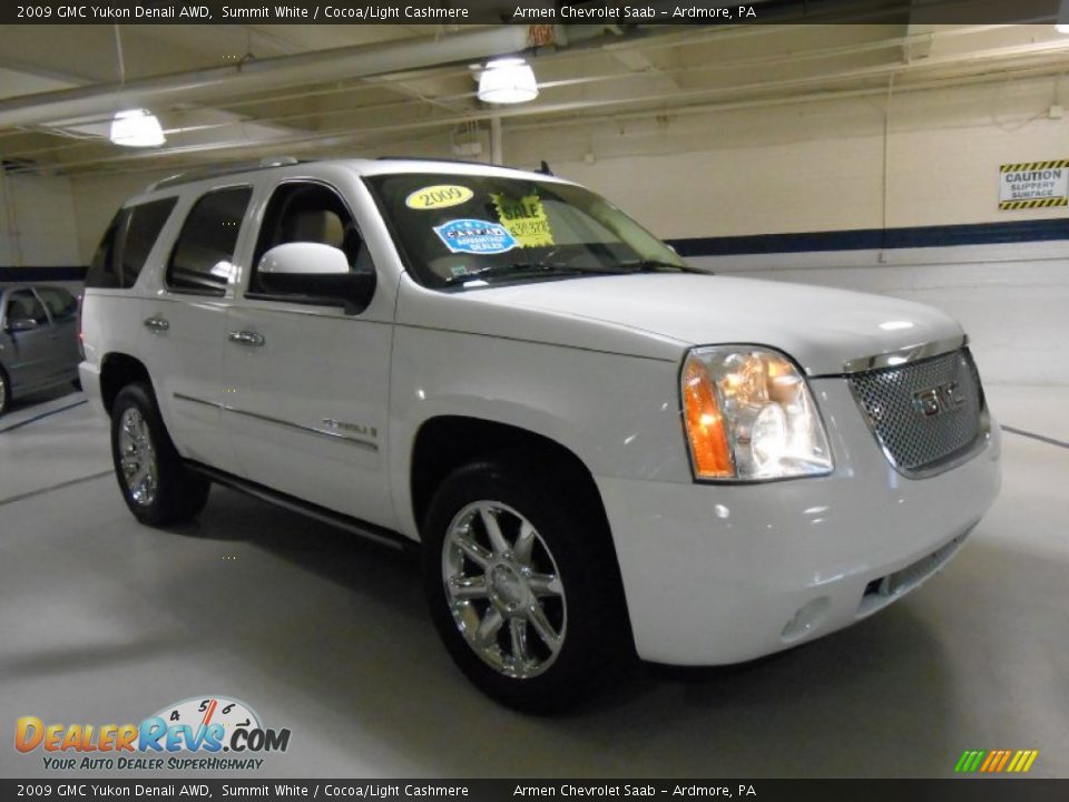 Front 3/4 View of 2009 GMC Yukon Denali AWD Photo #3