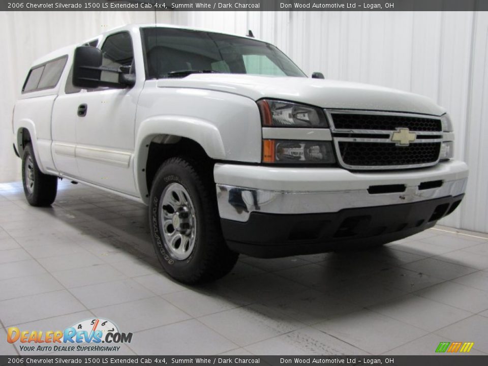 Front 3/4 View of 2006 Chevrolet Silverado 1500 LS Extended Cab 4x4 Photo #1
