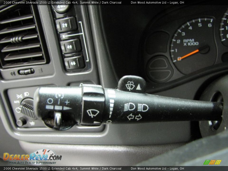 Controls of 2006 Chevrolet Silverado 1500 LS Extended Cab 4x4 Photo #18