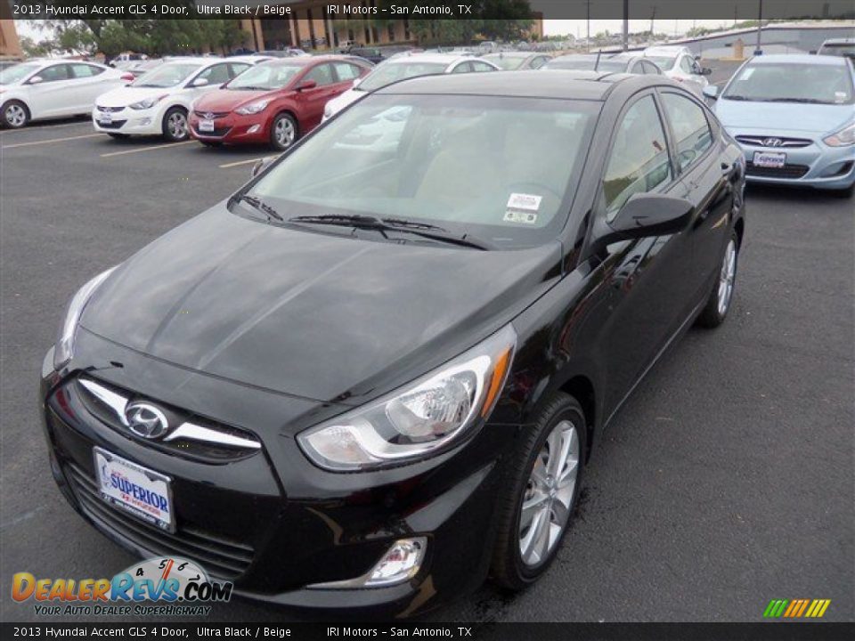 2013 Hyundai Accent GLS 4 Door Ultra Black / Beige Photo #2