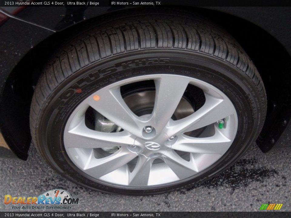 2013 Hyundai Accent GLS 4 Door Ultra Black / Beige Photo #3