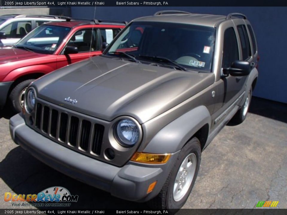 2005 Jeep Liberty Sport 4x4 Light Khaki Metallic / Khaki Photo #3