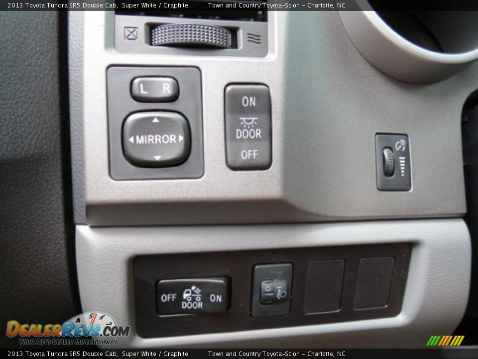 2013 Toyota Tundra SR5 Double Cab Super White / Graphite Photo #16