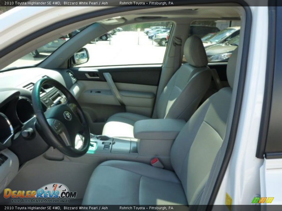 2010 Toyota Highlander SE 4WD Blizzard White Pearl / Ash Photo #4