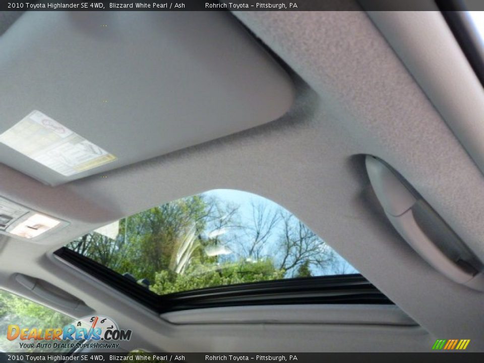2010 Toyota Highlander SE 4WD Blizzard White Pearl / Ash Photo #7