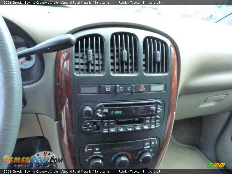 Controls of 2002 Chrysler Town & Country LX Photo #19