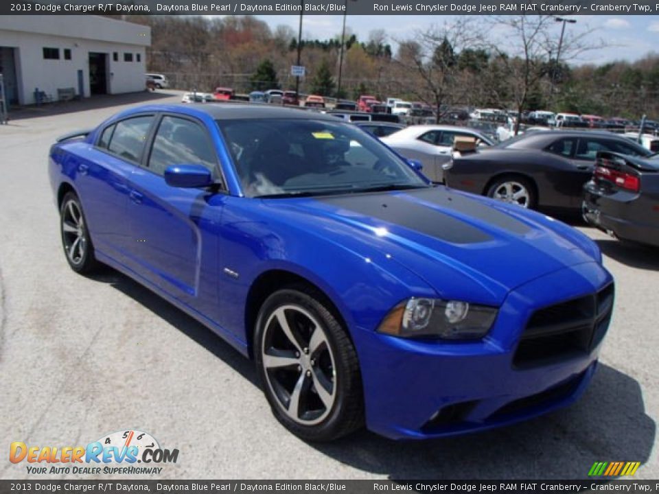 Front 3/4 View of 2013 Dodge Charger R/T Daytona Photo #4