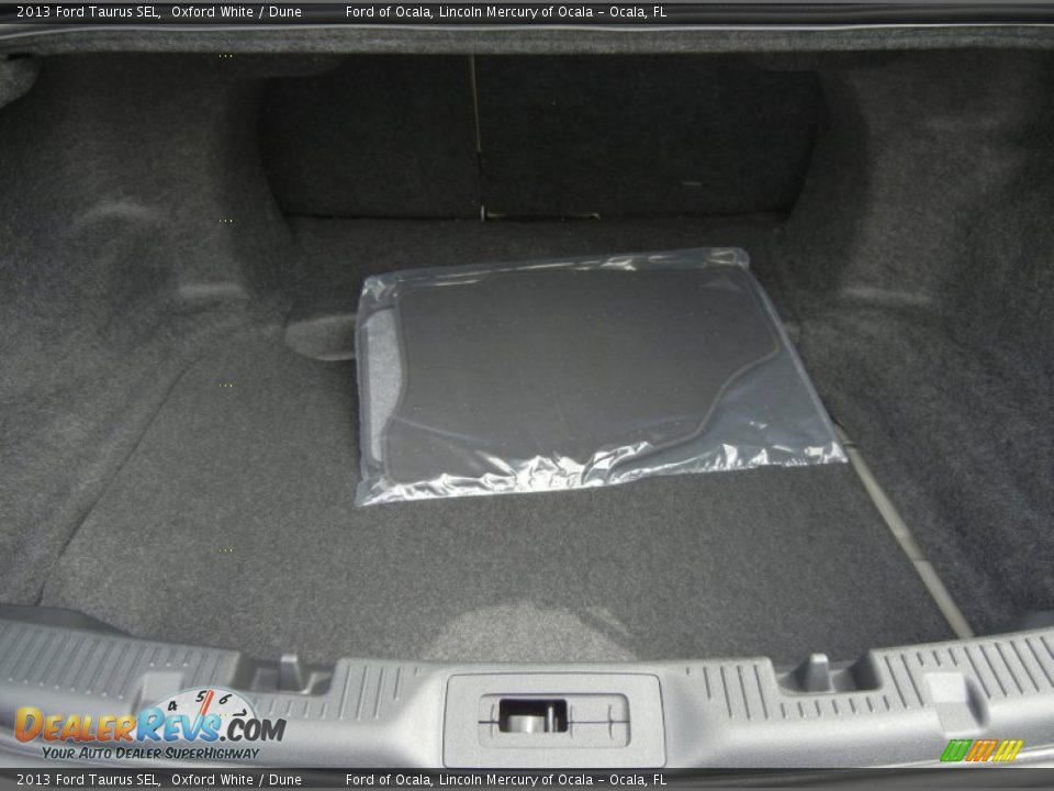 2013 Ford Taurus SEL Oxford White / Dune Photo #10