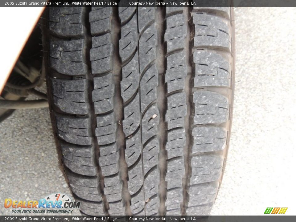 2009 Suzuki Grand Vitara Premium White Water Pearl / Beige Photo #24